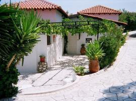 Villa Elpiniki, Ferienwohnung mit Hotelservice in Troulos