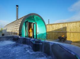 Deluxe Glamping Pod with Hot Tub, lúxustjaldstæði í Frodsham