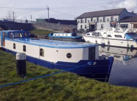 Roisin Dubh Houseboat, hotel near Coolcarrigan House and Gardens, Sallins