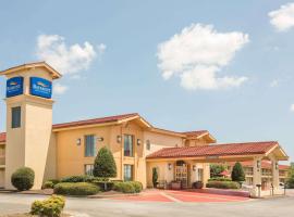 Baymont by Wyndham Greenville Woodruff Rd, hotell i Greenville