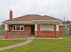 Red Brick Beauty - Central Cottage, hótel í Albury