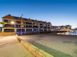 Dolphin Quay Apartments, hotel di Mandurah