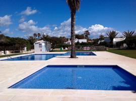 Chalet Tango, hotel in Cala'n Bosch