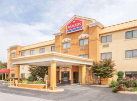 Ramada Limited Decatur, готель у місті Forsyth