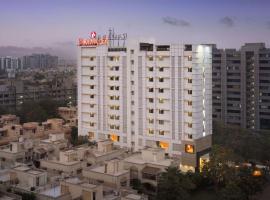 Ramada Ahmedabad: Ahmedabad, Rai University yakınında bir otel