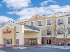 Ramada by Wyndham Denver International Airport、デンバーにあるデンバー国際空港 - DENの周辺ホテル