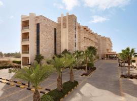 Ramada Resort Dead Sea, hotel in Sowayma