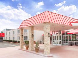 Ramada Plaza by Wyndham Chicago North Shore, hotel em Wheeling