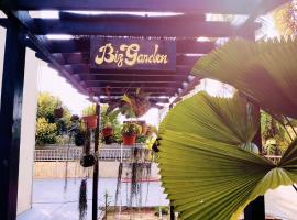 Big Garden Homestay, lemmikloomasõbralik hotell sihtkohas Pantai Remis