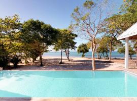 Private beachfront paradise Palmetto Bay, מלון בPalmetto Bay