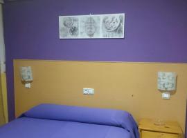 Hostal DS, ξενοδοχείο σε Velilla de San Antonio