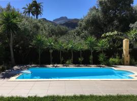 Bohemian Hideaway Finca - 2 unique houses with shared pool, landsted i Santa Lucía