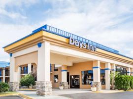 Days Inn by Wyndham Hendersonville, מלון בהנדרסונוויל