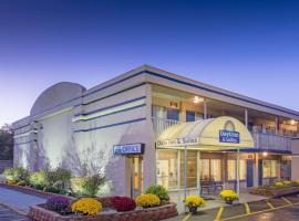 Days Inn & Suites by Wyndham Dayton North、デイトンのホテル