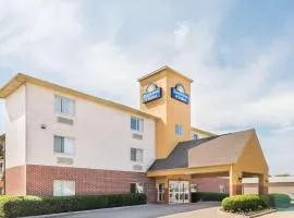 Days Inn & Suites by Wyndham Dallas