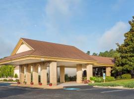 Days Inn & Conf Center by Wyndham Southern Pines Pinehurst, hotel ramah hewan peliharaan di Southern Pines
