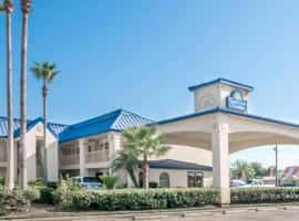 Days Inn & Suites by Wyndham Winnie, hotel em Winnie
