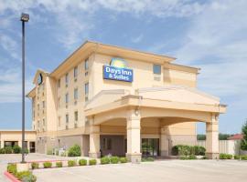 Days Inn & Suites by Wyndham Russellville, отель в городе Расселлвилл, рядом находится Арканзасский технический университет