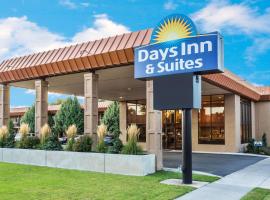 Days Inn & Suites by Wyndham Logan, hotel v destinaci Logan