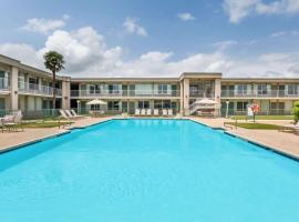 Days Inn by Wyndham Seguin TX, hotel con estacionamiento en Seguin