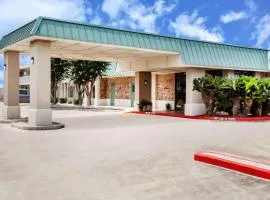 Days Inn by Wyndham Seguin TX