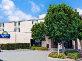 Days Inn & Suites by Wyndham Fullerton, hotell i Fullerton