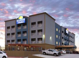 Days Inn & Suites by Wyndham Galveston West/Seawall, hotel in The Seawall, Galveston