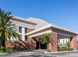 Days Inn & Suites by Wyndham Fort Myers Near JetBlue Park、にあるサウスウエスト・フロリダ国際空港 - RSWの周辺ホテル