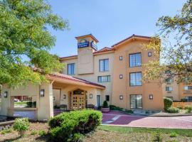 Days Inn & Suites by Wyndham Arlington Heights, готель у місті Арлінґтон-Гайтс