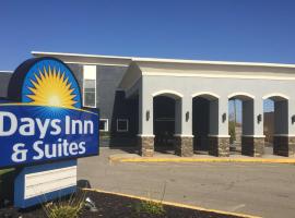 Days Inn & Suites by Wyndham Cincinnati North: Springdale şehrinde bir otel