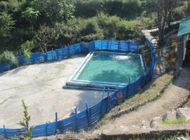 Natural Camps with InHouse Swimming Pool، خيمة فخمة في ريشيكيش