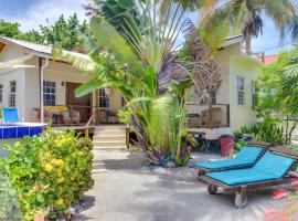 Amanda's Place Casita Carinosa - pool and tropical garden, casa rústica em Caye Caulker