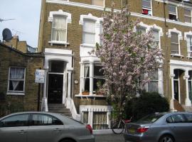 Olympia W14 Two-Bedroom Apartment, hotell nära Shepherd's Bush (Central line), London