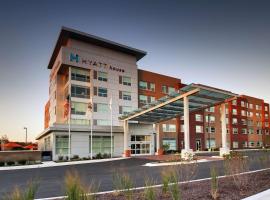 Hyatt House Oak Brook, hotel with pools in Oak Brook