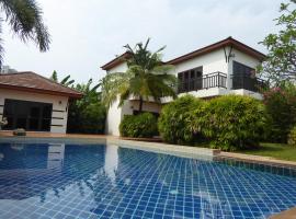 Tropicana Beach Villa at VIP Resort, cottage in Ban Phe