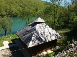Brvnara na obali reke Drine