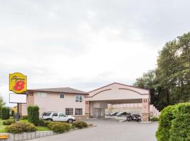 Super 8 by Wyndham Lake Country/Winfield Area, hotel near Gray Monk Estate Winery, Winfield