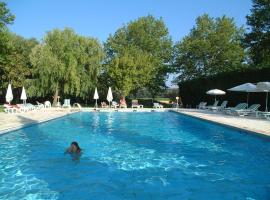 Domaine De La Reynaude – hotel w mieście Aurons