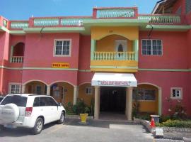 Tropical Court Resort Near Montego Bay Airport, ξενοδοχείο στο Μοντέγκο Μπέυ