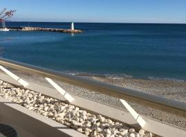 Marina Riviera Sea View and Beach, hôtel pour les familles à Villeneuve-Loubet