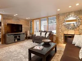 Fifth Avenue Unit 9, Cool, Contemporary Condo 2 Blocks from the Ski Slopes. Fireplace & Patio!