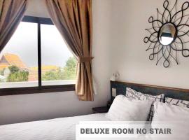 Chetuphon Gate, hotel near Temple of the Emerald Buddha, Bangkok