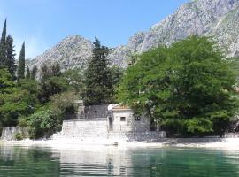 House on the beach, cabana o cottage a Kotor