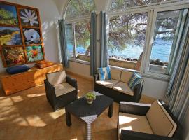 SeaFront Beach Apartment - DIRECTLY AT THE BEACH &ndash; hotel w mieście Zadar
