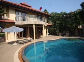 4 Bedroom Villa TG43 on beachfront resort SDV287-By Samui Dream Villas, hotel in Ban Tai