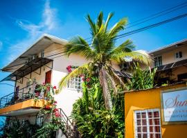 Sun Havens Apartments & Suites, rental pantai di Bocas Town