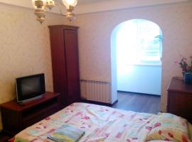 Beautiful and comfortable 2 rooms apartment, khách sạn ở Kiev