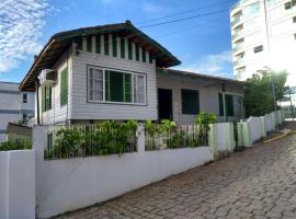 Opa Haus - Pousada & Hostel, hotel in Itajaí