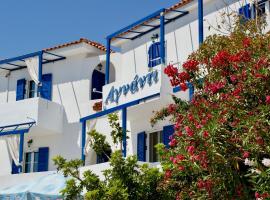 Agnadi Blue Apartments, hotel familiar a Diakofti