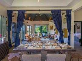 Luxury Villa sleeps 6, Beach Access, Montego Bay, golfhotell i Montego Bay